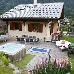 Large Chalet, Sleeps 12, 200m2, 5 Bedroom, 4 Bathroom, Garden, Jacuzzi, Sauna Chalet Chamonix